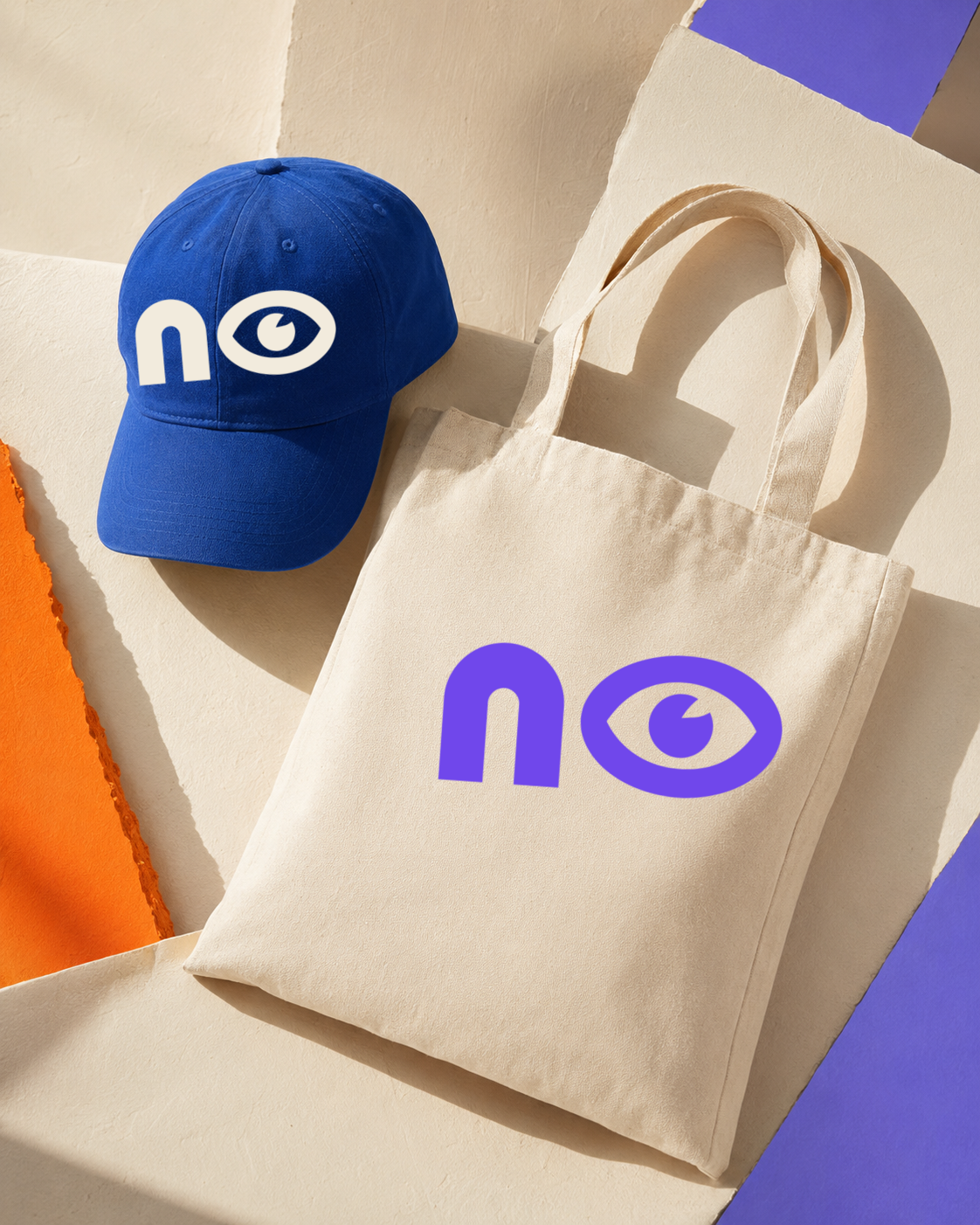 Mockups de boné azul e ecobag da Noturna Studio